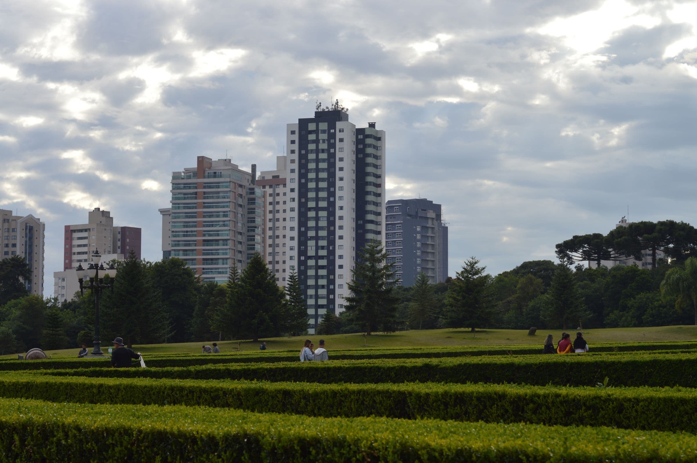 Skyline urbano de Curitiba visto a partir do Jardim Botânico